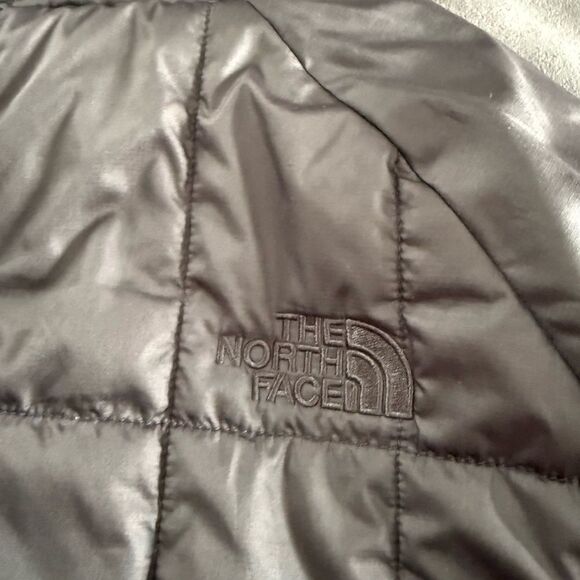 The North Face Men's Reversible Camo and Black Puffer Jacket - Picture 15 of 15